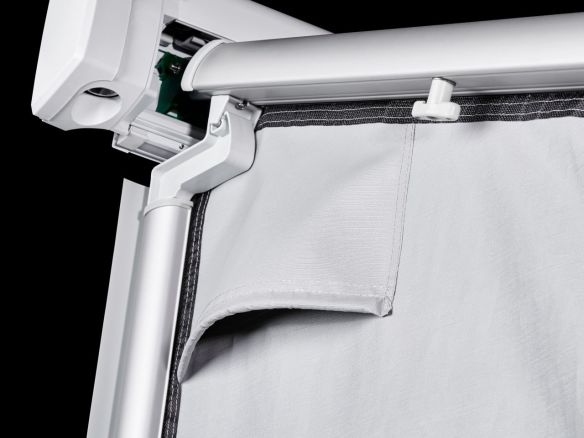 Die Seitenteile sind mit abgedeckter Dauerbelüftung ausgestattet. Die Seitenteile sind mit abgedeckter Dauerbelüftung ausgestattet.