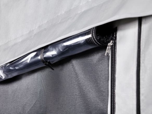 Die Fenster sind mit Moskitonetzen versehen und können vollständig aufgerollt werden. Die Fenster sind mit Moskitonetzen versehen und können vollständig aufgerollt werden.