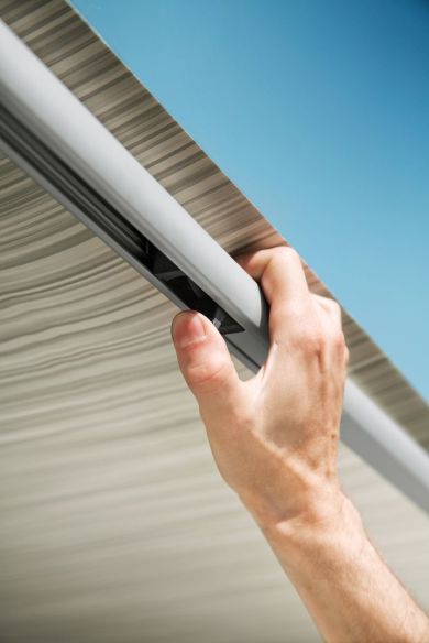 (3) Exklusives Tuchspann-System mit benutzerfreundlicher Ratschen-Technik. (3) Exklusives Tuchspann-System mit benutzerfreundlicher Ratschen-Technik.