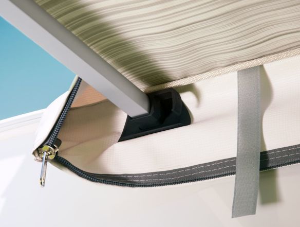 (2) Ein integriertes Support-Kit verteilt den Druck der Spannarme ohne Bohrungen sicher auf die Fahrzeugwand. (2) Ein integriertes Support-Kit verteilt den Druck der Spannarme ohne Bohrungen sicher auf die Fahrzeugwand.