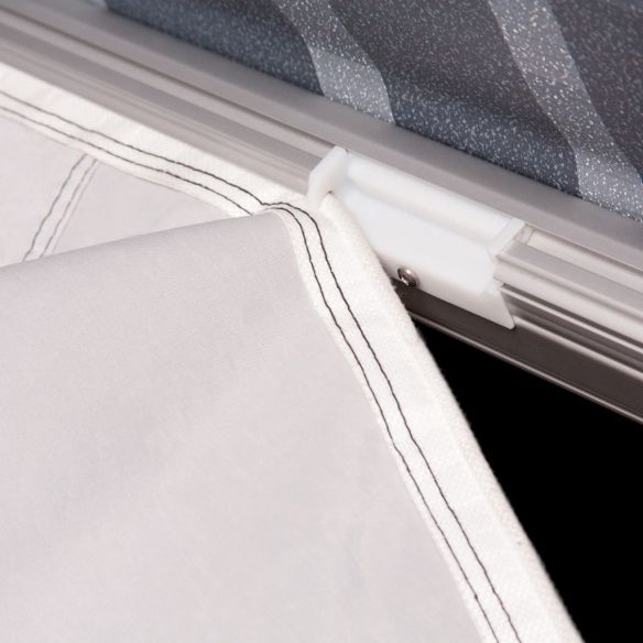 Klemmprofile ermöglichen eine einfache und sichere Verbindung zwischen der Seitenwand und dem Markisentuch. Die Seitenwand wird einfach mit einem Keder in die Einführhilfe eingezogen. Klemmprofile ermöglichen eine einfache und sichere Verbindung zwischen der Seitenwand und dem Markisentuch. Die Seitenwand wird einfach mit einem Keder in die Einführhilfe eingezogen.