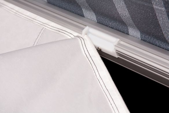 Klemmprofile ermöglichen eine einfache und sichere Verbindung zwischen der Seitenwand und dem Markisentuch. Die Seitenwand wird einfach mit einem Keder in die Einführhilfe eingezogen. Klemmprofile ermöglichen eine einfache und sichere Verbindung zwischen der Seitenwand und dem Markisentuch. Die Seitenwand wird einfach mit einem Keder in die Einführhilfe eingezogen.