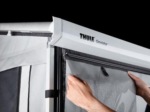 An der integrierten Befestigungsschiene können Sun-Blocker für zusätzlichen Schatten angebracht werden. An der integrierten Befestigungsschiene können Sun-Blocker für zusätzlichen Schatten angebracht werden.